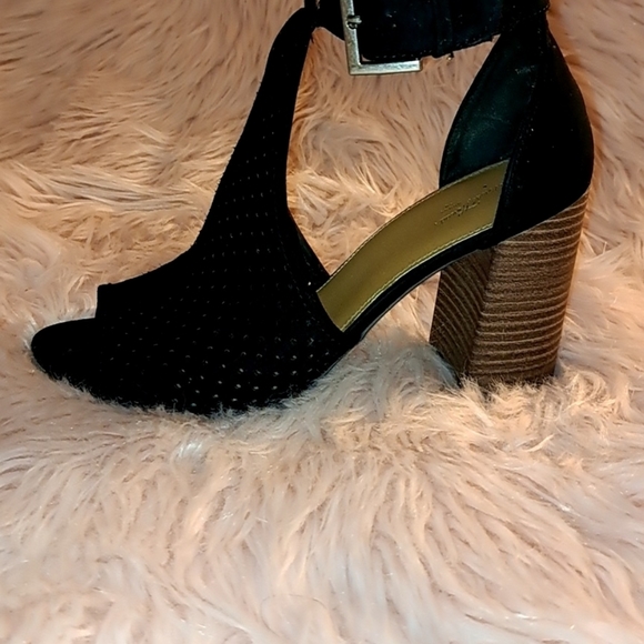 Heels - Picture 3 of 3